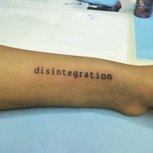 Tatuajes a precios accesibles, pregunta! #disintegration #thecure #thecuretattoo #letteringtattoo #tattoo #blackwork 