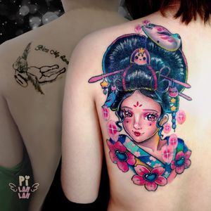 .🌸🌸.藝 妓👘..It's a cover up tattoo!😚 Cover up is not a easy work. How to make sure the old tattoo won't appear in the future is the point! Some old black lines on the head dresses still do not affect the overall vision. That's the best way to cover it, I think!👼🏻❤...#plinthspace #hellokitty #hellokittytattoo #artdesign #love #sanrio #kawaii ##japan #supercutetattoos #japan #Japanese ##japanesetattoo #刺青 #女刺青師 #sparkletattoo #kitty  #follow #tattoo #ink #diamondtattoo #diamond #台灣景點 #台灣美食 #抖音 #台北旅遊 #taipei #taiwantattoo #taiwanfood #procreate #geisha #geishatattoo