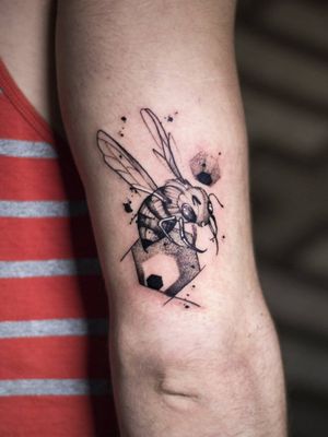 BEE! 🐝🐝🐝. One of the Flashday's highlights. Thanks @ignatrochlin for the trust and opportunity. Check out more of my work on links below: Instagram/Facebook- @matheuslansky.tattoo Whatsapp- 0538036216 ___________________________________________________#bee #beetattoo #flashday #sketchstyle #blackwork #customtattoo #bodyart #art #tattooideas #tattoo2me #inked #sketchtattoo #israeltattoo #telaviv