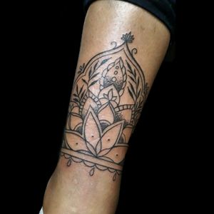 Último del día..  #tattoo #inked #ink #tobillera #mandala #dotwork #puntillismo #mandalatattoo #dotworktattoo #puntillismotattoo #linework #lineas #luchotattoo #luchotattooer #pergamino 
