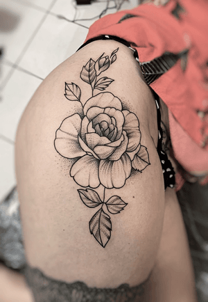 Tattoo peônia, feita pelo tatuador Matheus de Moro. (@d.matheustattoo) #peony #peonies #peonytattoo #peonia #girlswithtattoos #girl #flower #flowers #floral #flowertattoo 