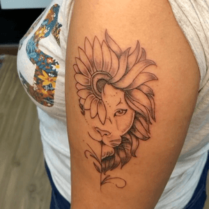 Tattoo delicada, com traço fino - Leão e flor.