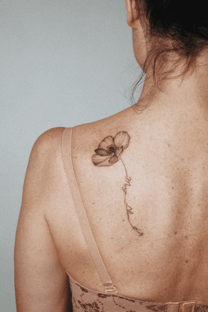 X-ray poppy flower #lineart #linedrawing #minimalism #onelinedrawing #fineart #contemporaryart #illustration #fineline #finelinerart #portrait #tattoosketch #oneline #tattooidea #flowertattoo 