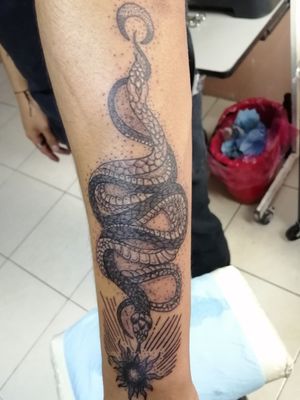 Serpientes 🗡️🗡️🐍🐍@rafa.blueinktattoo en Instagram Citas y cotizaciones📲 2225480847#blueinktattoo #tatuajes #tattoo #ink #inktattoo #dinamicink hecho con productos @aplof.tattoo y cartuchos @zitacartuchos #zitacartuchos#zita #serpientes #serpientetattoo#blackwork #blackworktattoo#snake #snaketattoo#armstattoo@cheyenne_tattooequipmentblue ink tattooRafael González 🇲🇽inbox página Facebook https://www.facebook.com/blueinktattoooficial/n