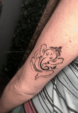 Tattoo delicada de Ganesha.