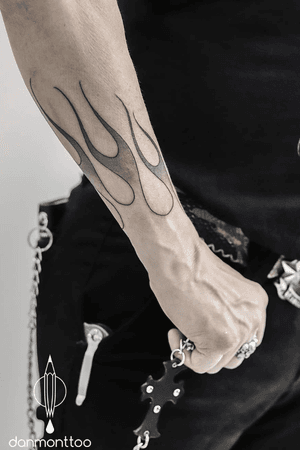 Tatuaggio eseguito magistralmente da Danmonttoo di Milano. Tatuaggio disegnato a mano libera è tatuato senza sentire dolore! E risultato finale spettacolare 