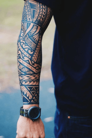 Love that thick dark lines in this tribal tat