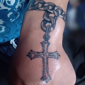 Cadena y cruz 🗡️🗡️ @rafa.blueinktattoo en Instagram Citas y cotizaciones 📲 2225480847 #blueinktattoo #tatuadorespoblanos #tatuadoresmexicanos #tatuajes #tattoo #ink #inktattoo #dinamicink hecho con productos @aplof.tattoo y cartuchos @zitacartuchos #zitacartuchos #zita @cheyenne_tattooequipment #cadena #chains #cruz #cruztattoo #tattoohand blue ink tattoo Rafael González 🇲🇽 inbox página Facebook https://www.facebook.com/blueinktattoooficial/n 