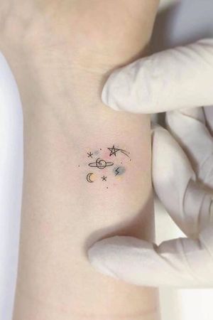 Tatuagem pequena galáxia no pulso👌