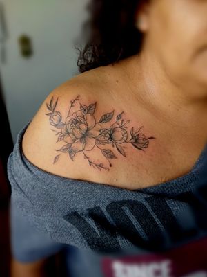 Tatuagem floral delicada, feita com a técnica Fine line.
