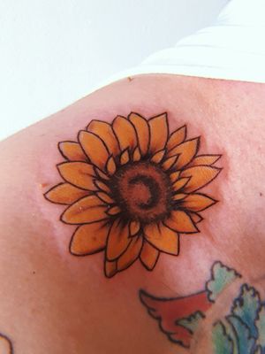 Sunflower Tattoo #ink #inked #inkedgirl #inkedlife #inkedup #inkedwoman #tattoogirl #tattoowoman #femaletattoo #femaletattooartist #femaleartist #womensempowerment #art #artwork #girlspower #desing #desingtattoo #proyect #girlspower #safespace #tattoostudio #wgtattoostudio #ensenada #bajacalifornia #mexico 