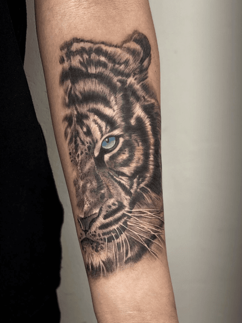 Tiger on arm