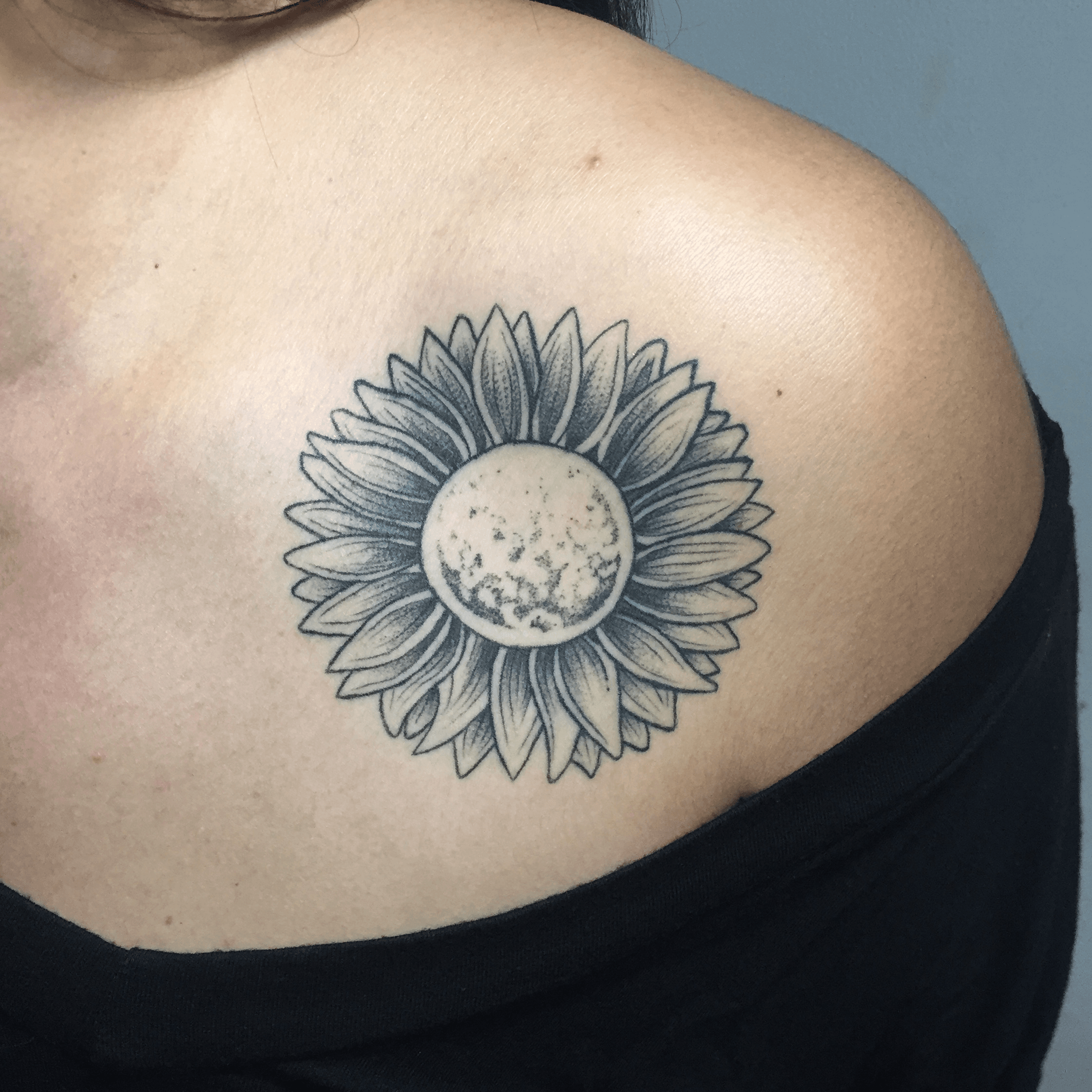 Tattoo uploaded by Trece Trc • Citas/ Información ⚠️ ⚠️ SOLO ⚠️ ⚠️ por  WHATSAPP ? ? +593 984 973 233 ▪️▪️ ⭕️ Instagram: @ ? #ecuador  #quito #ecuadorian #galapagosislands #trece #bishoprotary #quitoecuador # girasol #girassol ...