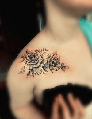 Tattoo#roses #blackandgrey #collarbonetattoo #girltattoo #inkedmag #Tattoodo #tattooartist #Nenad