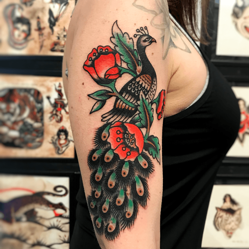 Tatuaje de pavo real de Sem Boy #semboy #traditional #color # peacock #feather #flowers #poppy