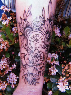 Flower Power Tattoo #ink #inked #inkedgirl #inkedlife #inkedup #inkedwoman #tattoogirl #tattoowoman #femaletattoo #femaletattooartist #femaleartist #womensempowerment #art #artwork #freestyle #flowertattoo #flowerpower #girlspower #desing #desingtattoo #proyect #work #ensenada #bajacalifornia #mexico #wgtattoostudio #tattoostudio #safespace 