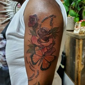 Color works on dark skin#neotraditional #neotrad #darkskin #rosary #floral #roses #rosebud #religioustattoo #colortattoos #boldwillhold #whipshaded #