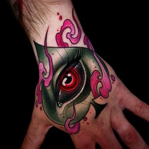 Tatuaje ojo mano de Miguel Lecours #miguellecours # mano #neotradicional # ojo #fuego #pade