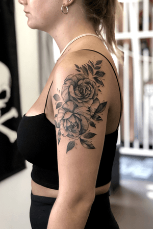 A set of #roses I did on @ninahalgunset before the #lockdown🙏🏼 @kakluckytattoos is running a lockdown special on vouchers-go check it and help support the local art community asseblief🙏🏼 • • • @flashheal @creamtattoosupplyza @tattooinc.co.za @electrumstencilproducts • • • @kakluckytattoos @luckyironstattoocph • • • #tattoos #art #tattooartist #tattoosofig #electrumstencilprimer #tattooed #420 #tattoooftheday #luckyironstattoo #walkins #tatovering #dipandrip #radtattoos #flashheal #kakluckytattoos #capetown #copenhagen #fineline #whip #stipple #blackwork #rosetattoo #kaapstad 