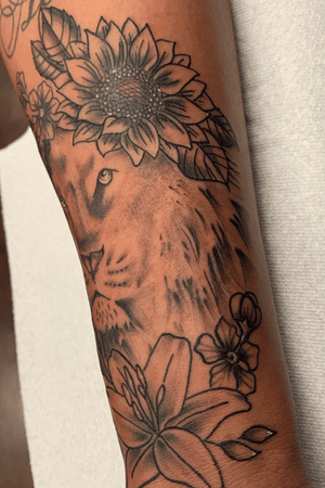 Flowers with lion 