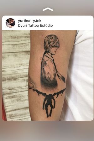 Light Yagami e seu parceiro Ryuk, feito no meu mano @stayalivemano na @tocadaraposatatuaria!! Satisfação enorme em realizar esse trampo!! 🤟🏽🎨💉 (Arraste pro lado, para ver os detalhes ➡️) • • • #deathnote #deathnotetattoo #ink #comics #comicstattoo #tattoocomics #ryuk #anime #animeedit #animetattoos #blackworktattoo #blackwork #kira