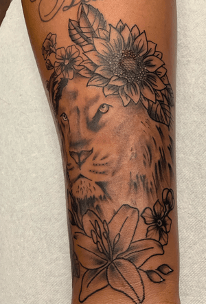 Lion with flowers 