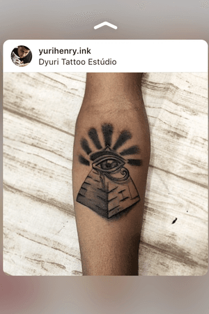 Arte criada e registrado por mim, no @dyuritattooestudio!! - Pirâmide com olho de Orus #tattoo #tatuagem #tattooed #tattooist #tattooink #tattooing #piramid #piramide #piramidetattoo #egitotattoo #tattooiluminati #creat #criacao #work #eye #olhotattoo #olhodeorus #orus #orustattoo