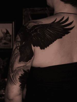 Raven vs. Crow (back). • — Bookings: lizminelli.art@gmail.com #darkart #blackwork #lizminellitattoo #raven #crow