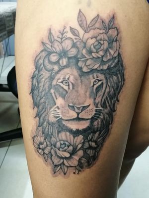 León con flores 🗡️🗡️🌼🦁 @rafa.blueinktattoo en Instagram Citas y cotizaciones 📲 2225480847 #blueinktattoo #tatuadorespoblanos #tatuadoresmexicanos #tatuajes #tattoo #ink #inktattoo #dinamicink hecho con productos @aplof.tattoo y cartuchos @zitacartuchos #zitacartuchos #zita @cheyenne_tattooequipment #leon #leontattoo #florestatto #flor #lion #liontattoo blue ink tattoo Rafael González 🇲🇽 inbox página Facebook https://www.facebook.com/blueinktattoooficial/n 