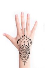 Tattoo de estilo ornamental árabe que usan con henna. Creo que me intentaré especializar en este estilo de tattoos de ornamentación, cogiendo tecnicas y estilos de otros artistas como chaim machlev. Me ha encantado tanto este diseño que igual me lo hago para mí jajajaja