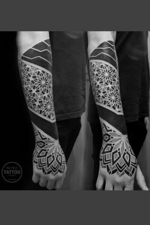 #tattoo #geometric #geometrictattoo #mandala #mandalatattoo #Black #dotwork 