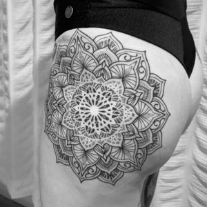 #tattoo #mandala #mandalatattoo #geometric #geometrictattoo #dotwork #dotworktattoo 