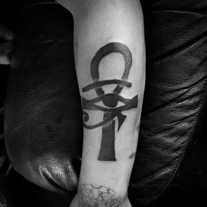 Ojo y llave de Osiris #tattoo #Osiris #Egipto #blackworktattoo 