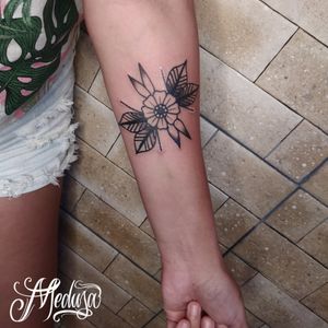 #tattoo #tatuagem #flowers #flowertattoo #oldschooltattoo 