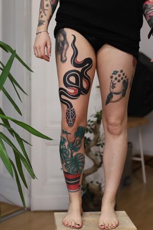 Snake with Monstera #patrykhilton #snaketattoo #moderntattoos #monsteratattoo #londontattoos #panterabydgoszcz #tattoos #snake #monstera #blacksnake #contemporarytattoos 