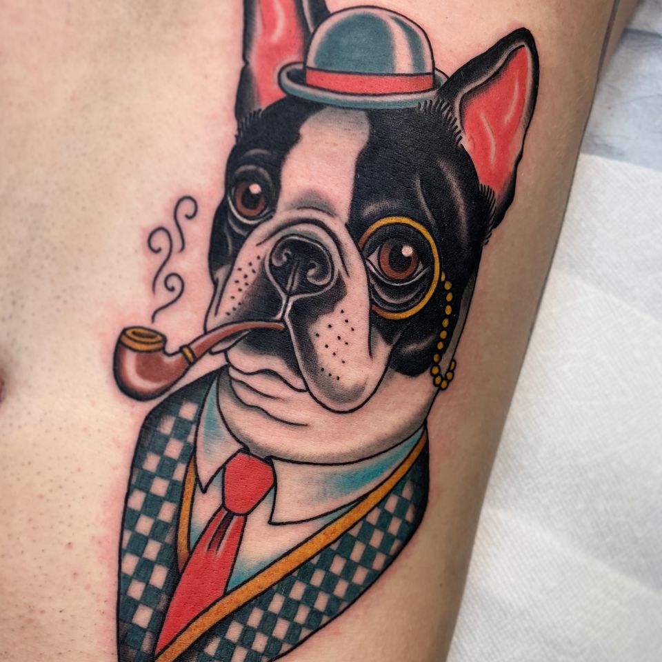 Tatuaje de Dennis Duran #DennisDuran #traditional #color #frenchbulldog #bulldog # pet portrait #dog #pipe #monocle #bowlerhat #dapper