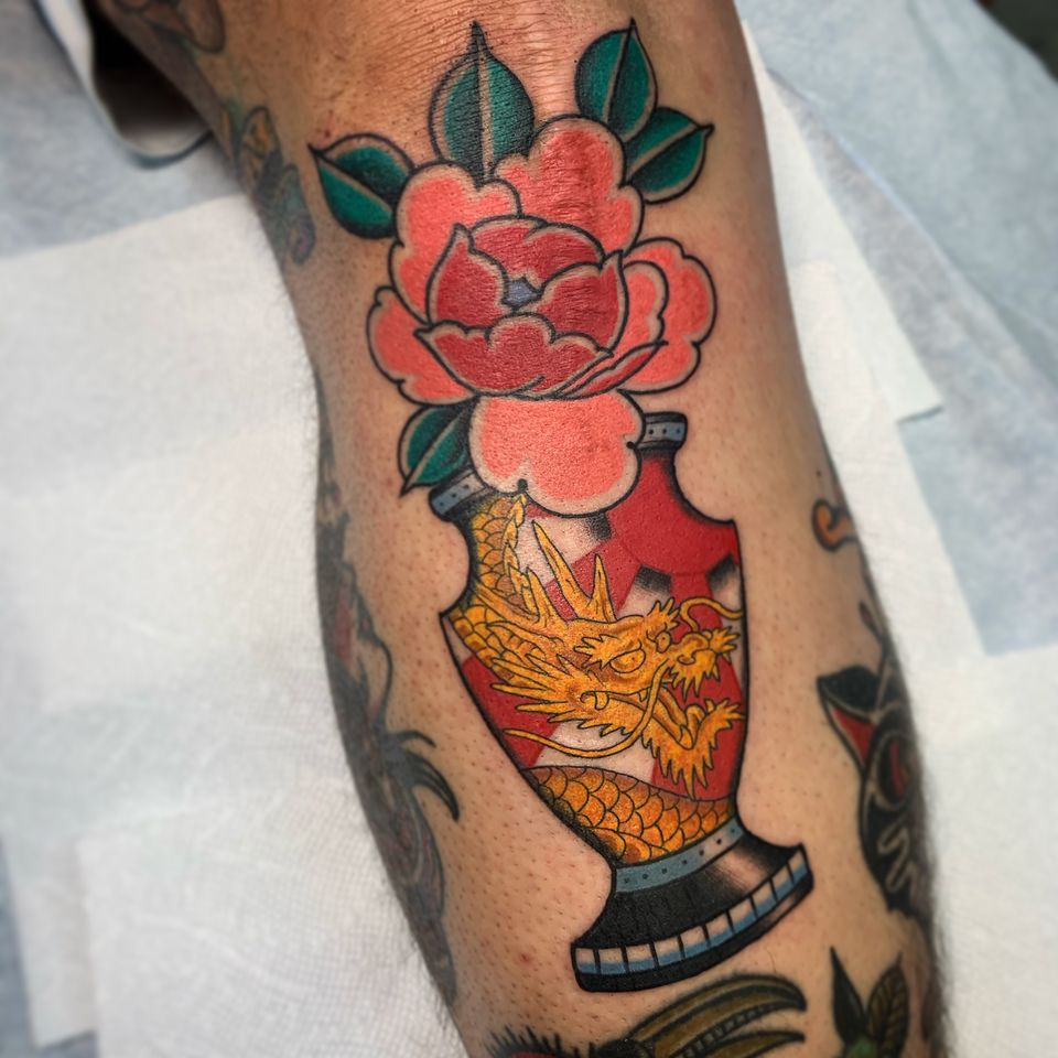 Tatuaje de Dennis Duran #DennisDuran #Japanese #color #vase #dragon #pion #flower