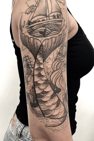 Calda de sereia. Trabalho foi feito no Free Hand para dar melhor encaixe nas outras tattoos e com a anatomia do braço.