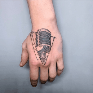 music inspires🎙🎙🎵 #tattoo #tattooart #tattooartist #tattooartwork inst:grom__tattoo