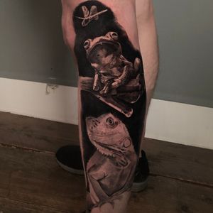 Black and grey realistic frog and lizard full leg tattoo in progress, London, UK | #blackandgreytattoo #realistictattoo #reptilestattoo #frogtattoo #fulllegtattoo #animalstattoo