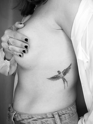 #tattoo #illustrationtattoo #illustration #ink #francetattoo #balmtattoo #inked #tattoos #vegantattoo #tattooartist #inkstagram #graphictattoo #tattooart #fineline #tatouage #tattoolove #tattoodesign #finelinetattoo #thebestattooartists #inkeeze #killerink #tatouagemagazine #tattoobird #birdtattoo #balmtattooportugal #balmtattoo #balmtattooproteam #dragonbloodbutter #besttattooaftercare #anitalasainte