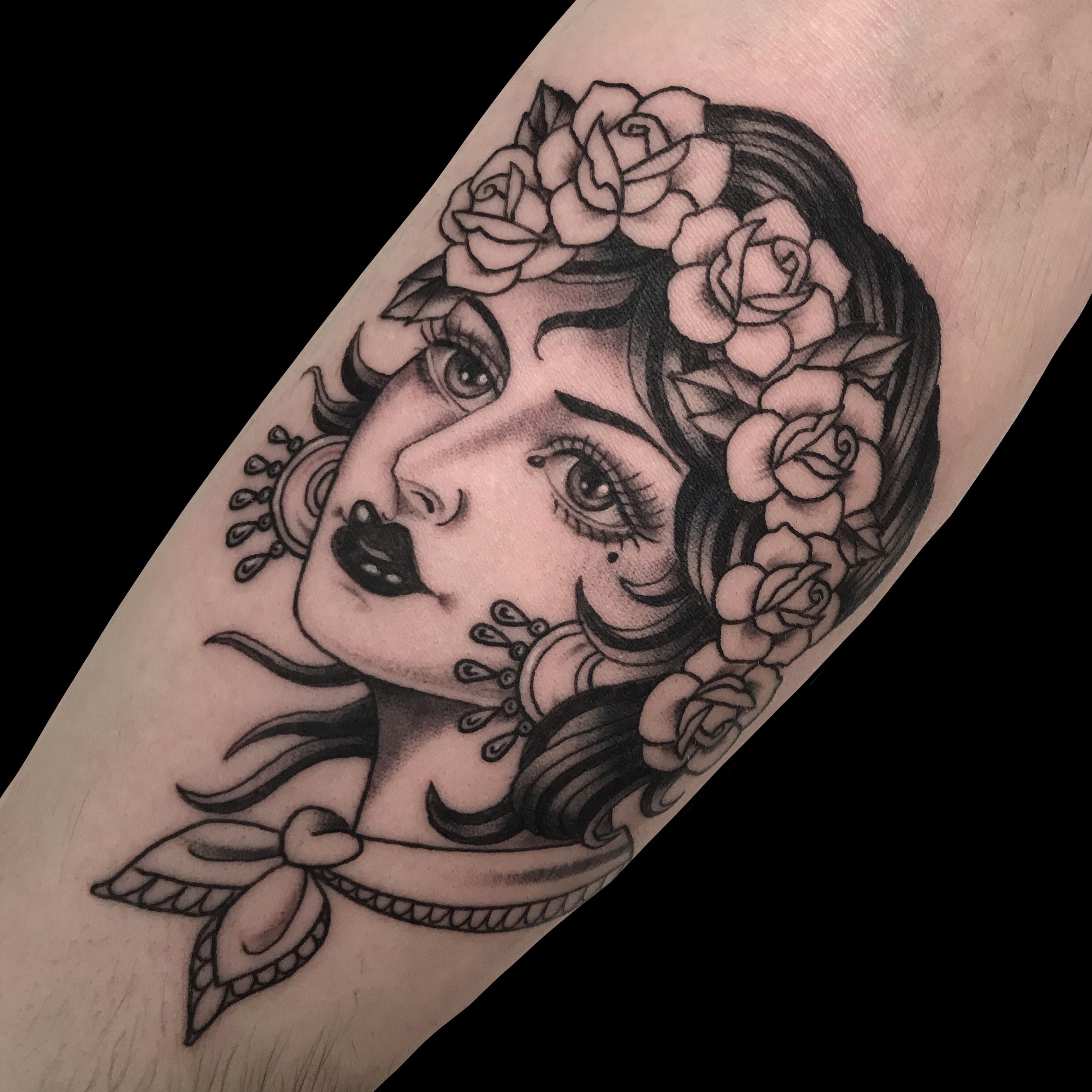 tattoo by leti mortimer #letimortimer #girlhead #ladyhead #portrait #roses #rose #flower #floral #blackandgrey