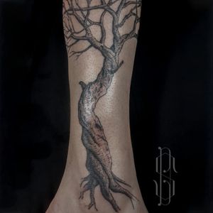 Tree tattoo #tree #Line #ink #inking #linework #Black #crosshatching #3rl #fineline #legtattoo #wip #workinprogres #StefanBogdanovski #TheSteff