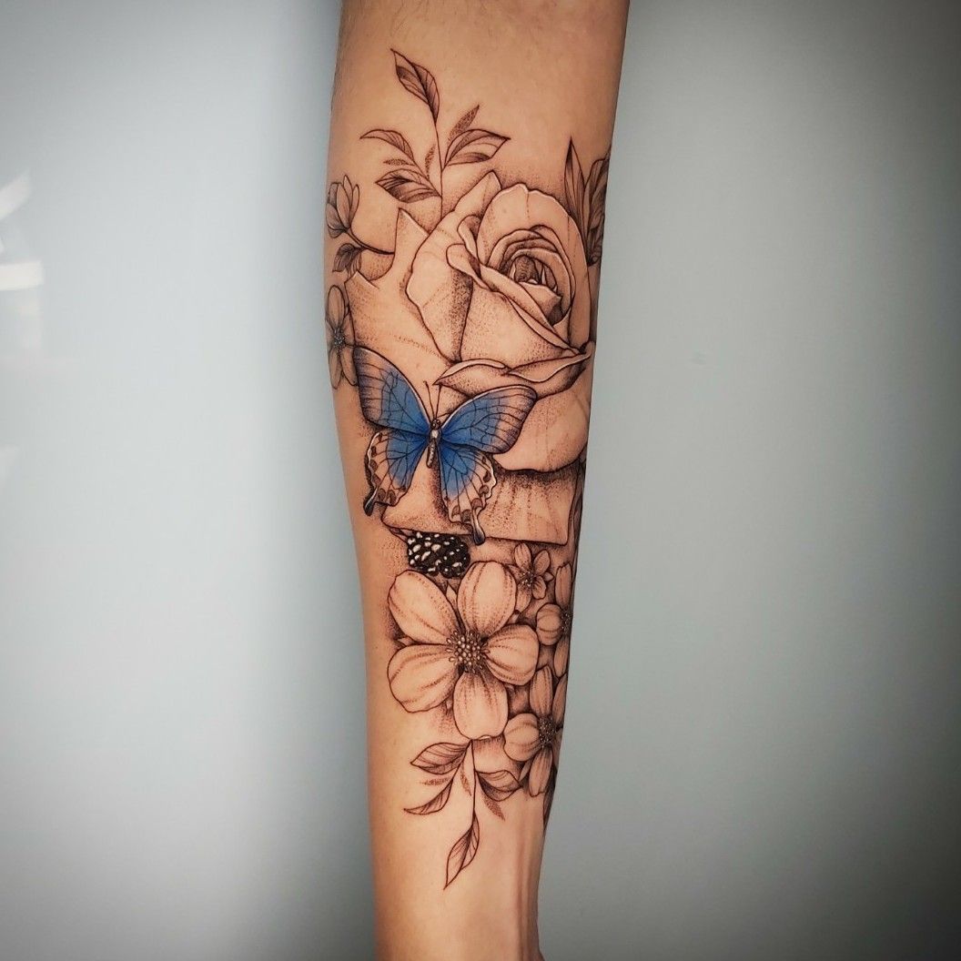 tattoo porto: borboleta azul com floral