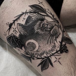 Tatuaje de gato de Tien también conocido como skvllhound #Tien #skvllhound #cat #darkart #cat #moon #batwing #floral #plant #sparkle #blackwork #dotwork #illustrative