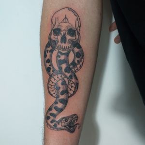 Tatuagem que fiz baseada na insignia das relíquias da morte, segue lá @victor_lopes_46 