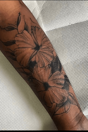 💐. #tattoo #tattoos #tatuagem #tatuaje #tatouage #ink #flor #floral #flores #rosa #rose #roses #neotrad  #thrashtattoo #tattoodo #tattoo2me #tattoo2us #projetomeurecomeco 
