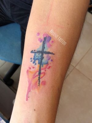 Cruz acuarela tattoo 