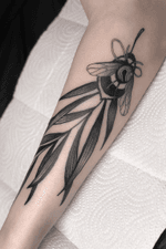 Neotraditional bumblebee and leaves arm tattoo by @satanischepferde