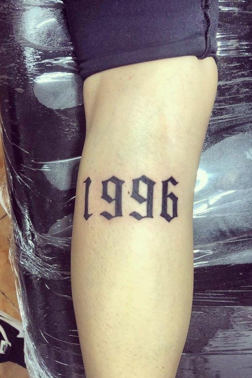 1996 tattoo by Loz McLean inked on the left ankle  Tatuagem de números  fontes Tatuagem Tatuagem pequena no tornozelo